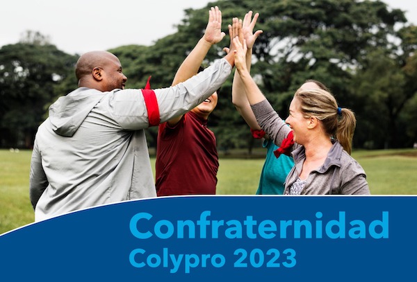 Esta es una imagen de tres personas chocando las manos, felices, celebrando la Confraternidad de Colypro
